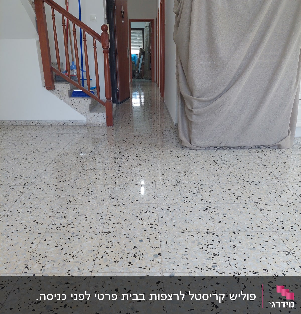 מגב ומטאטא ליד גרם מדרגות על רצפה נקייה